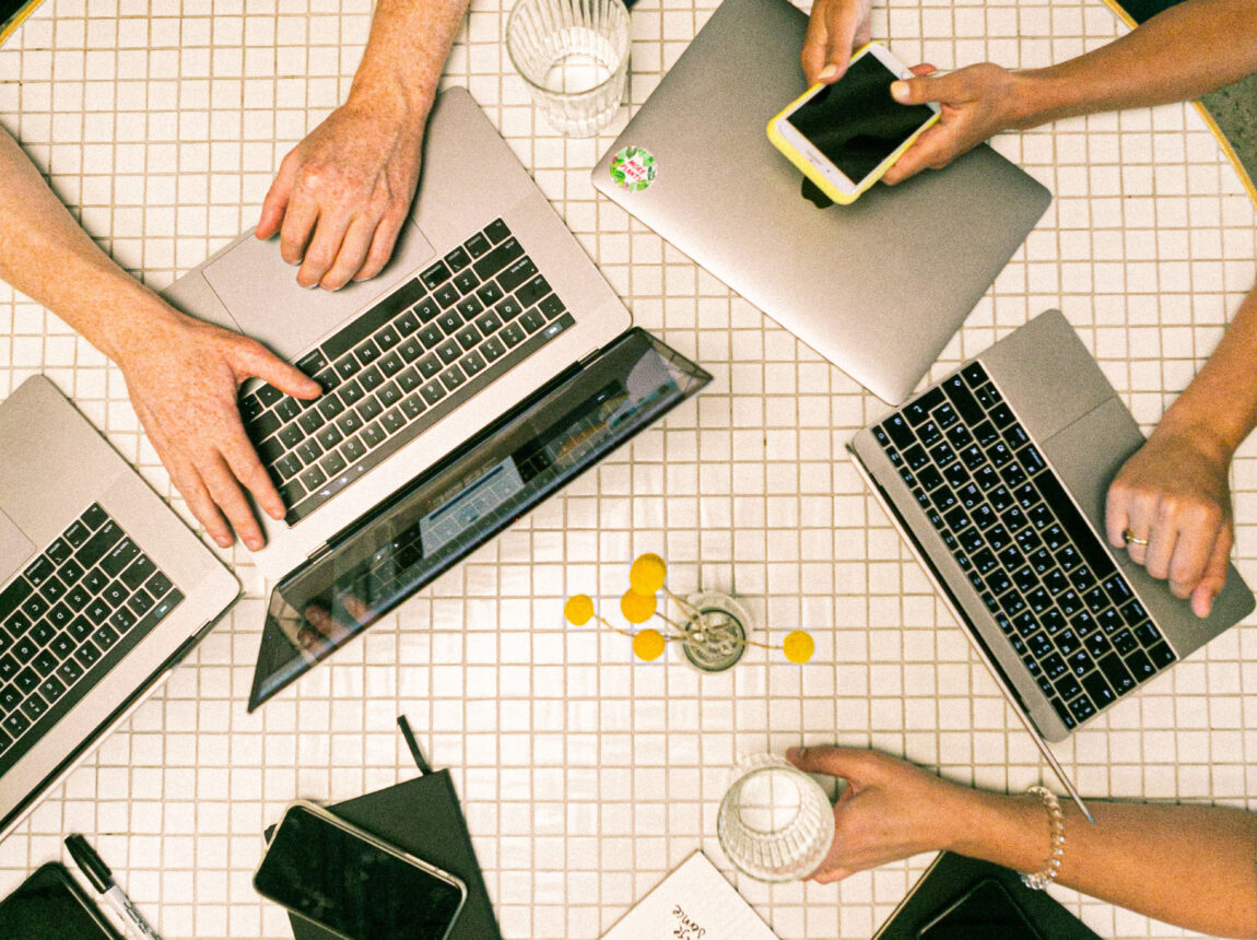 samenwerken aan een tafel, handen van mensen en apparatuur