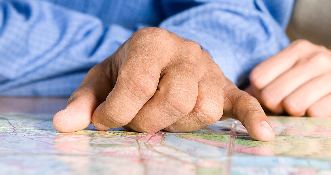 handen op een plattegrond