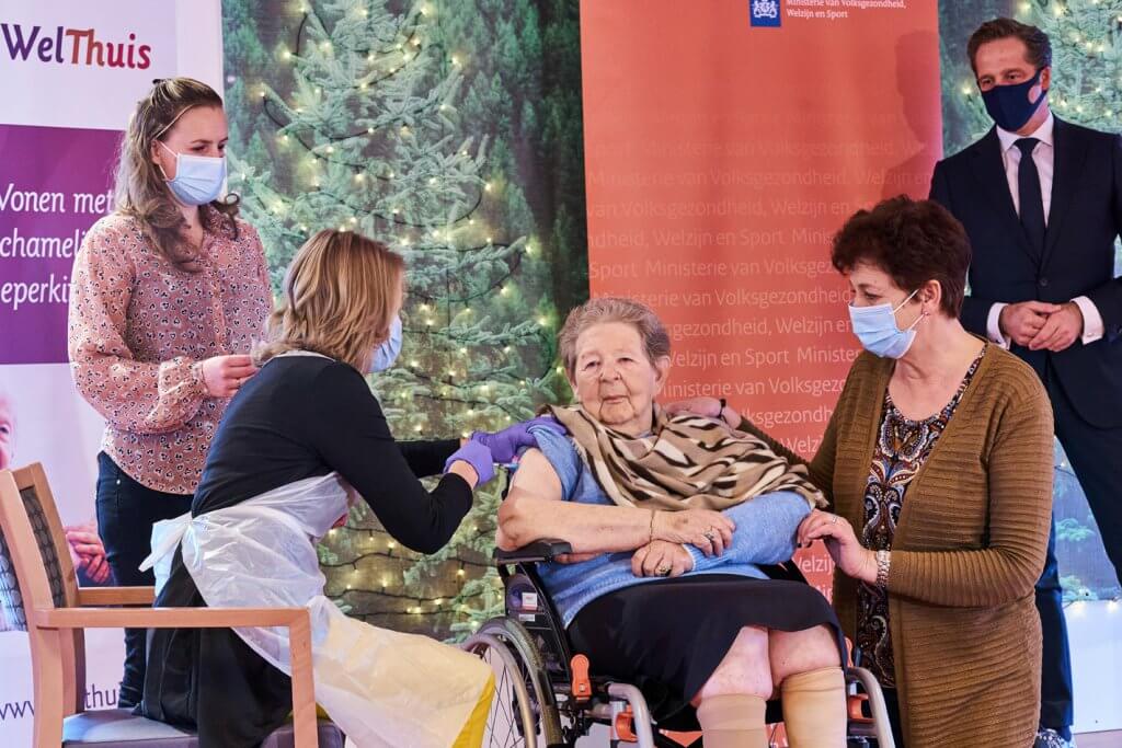 Mevrouw Roos uit WelThuis woonzorgcentrum Buytenhaghe in Zoetermeer kreeg vanmorgen in aanwezigheid van minister Hugo de Jonge haar eerste Moderna-vaccinatie tegen het coronavirus van huisarts Aline Pikaar