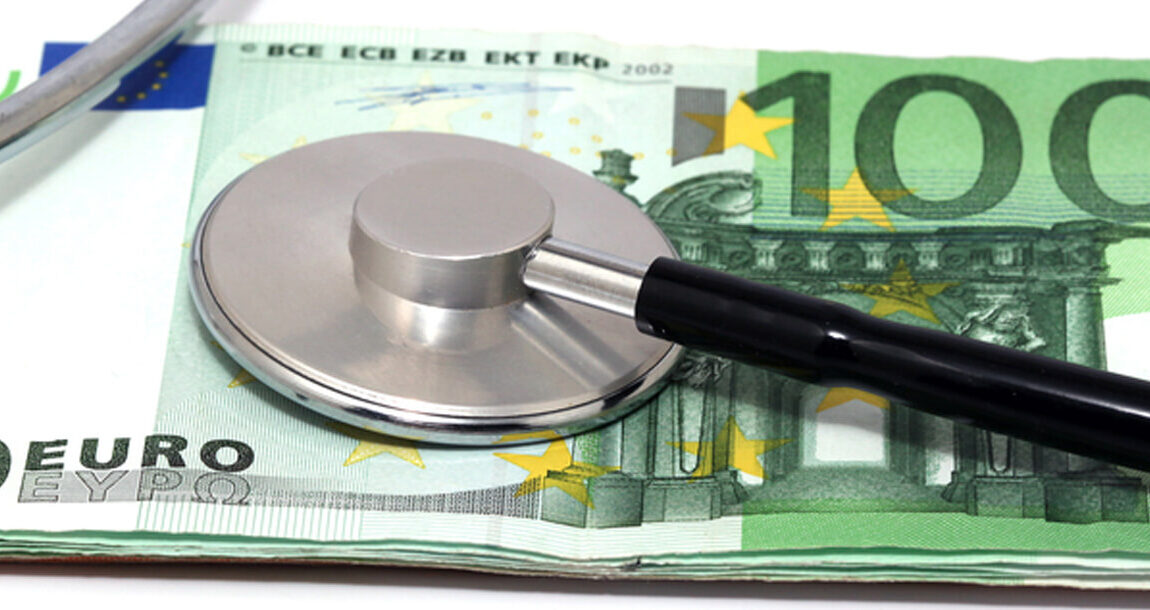 stethoscoop met een stapel briefjes van 100 euro