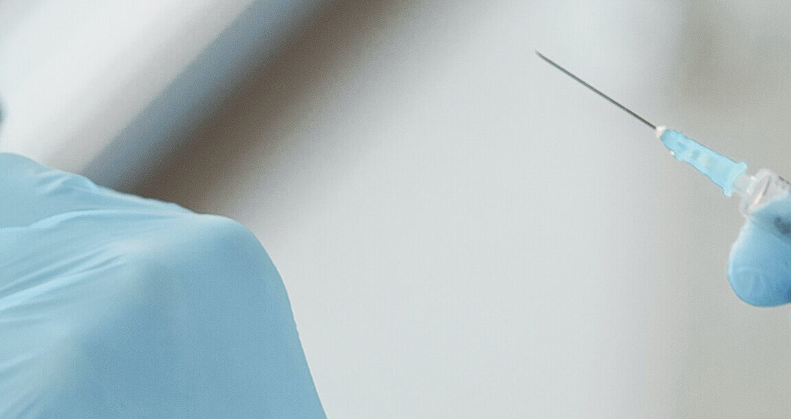 arts zet vaccinatie in een arm