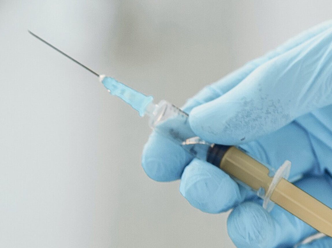 arts zet vaccinatie in een arm