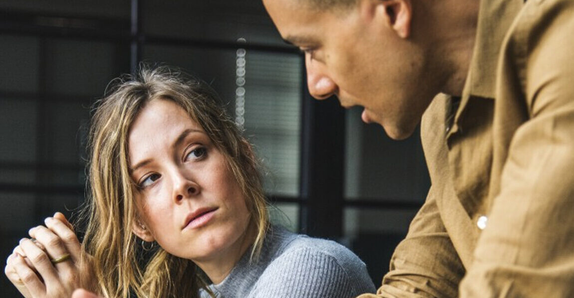 twee mensen die naar elkaar luisteren
