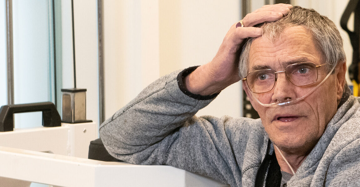 man met zuurstofslangetje