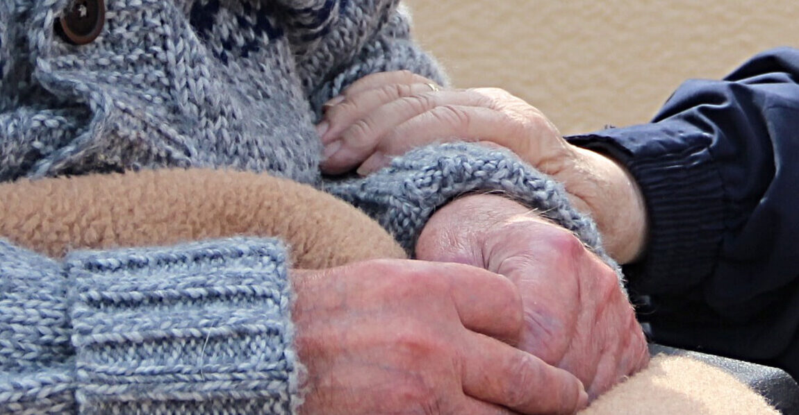 oude handen en troostende hand
