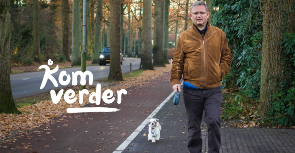 man laat de hond uit