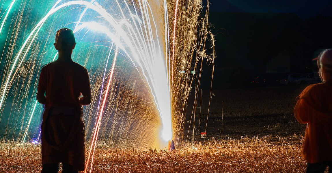 kinderen kijken naar vuurwerk