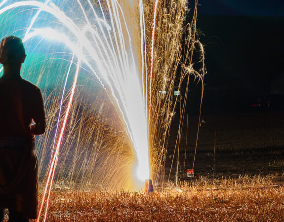 kinderen kijken naar vuurwerk