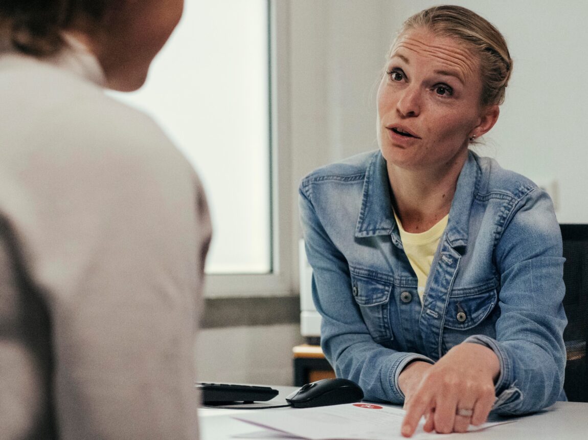 twee vrouwen in overleg
