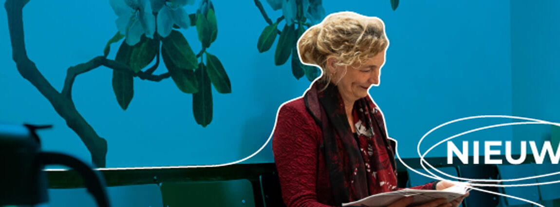 Vrouw in wachtkamer leest tijdschrift