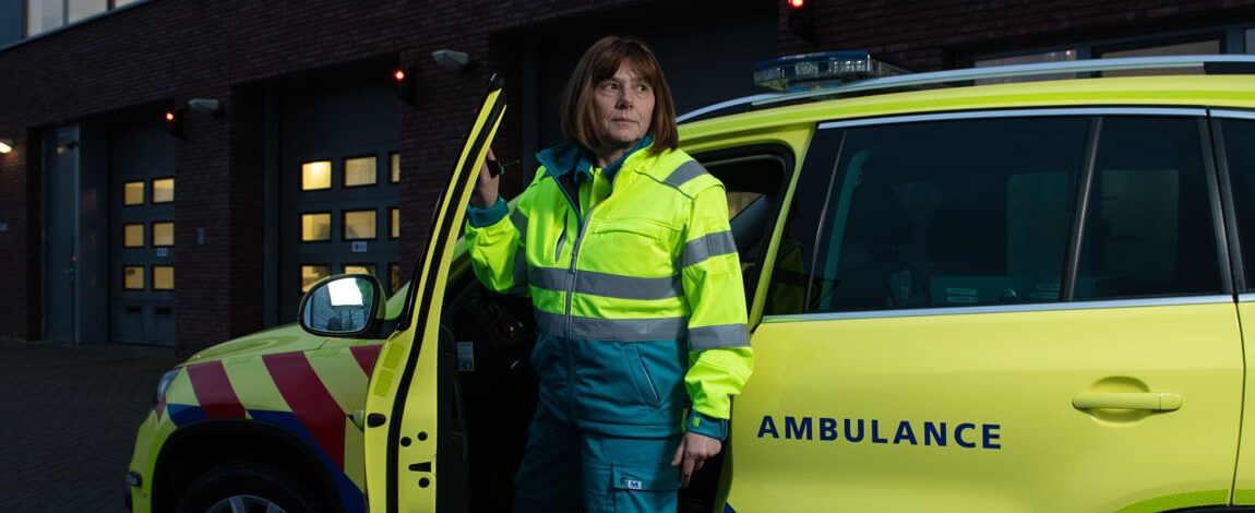 Ambulance zuster stapt uit haar auto