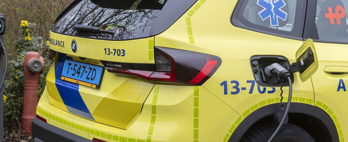 Ambulance die aan een laadpaal staat