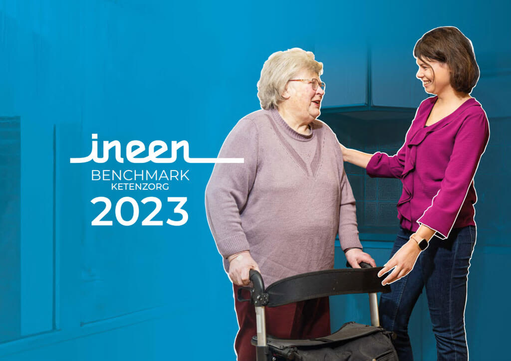 Cover van het benchmark rapport. Oudere vrouw achter rollator en jongere vrouw kijken elkaar lachend aan. 
