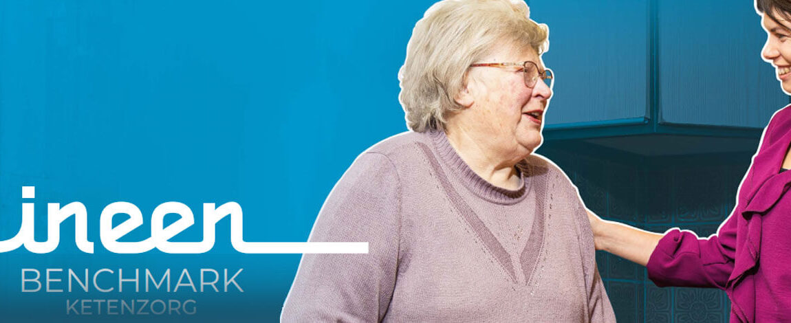 Deel van de cover van het benchmark rapport; oudere vrouw en jongere vrouw kijken elkaar blij aan.