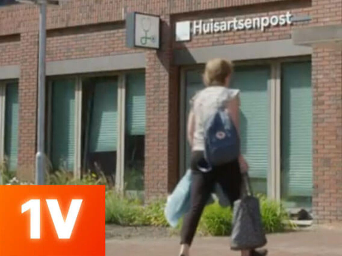 Vrouw loopt naar de ingang van een huisartsenspoedpost