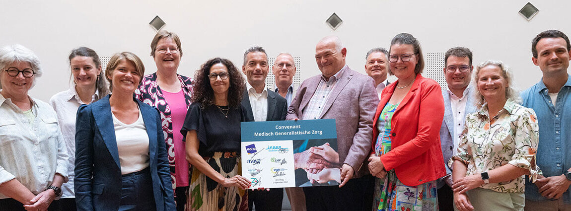 Groepsfoto van de 13 mensen die het convenant ondertekend hebben