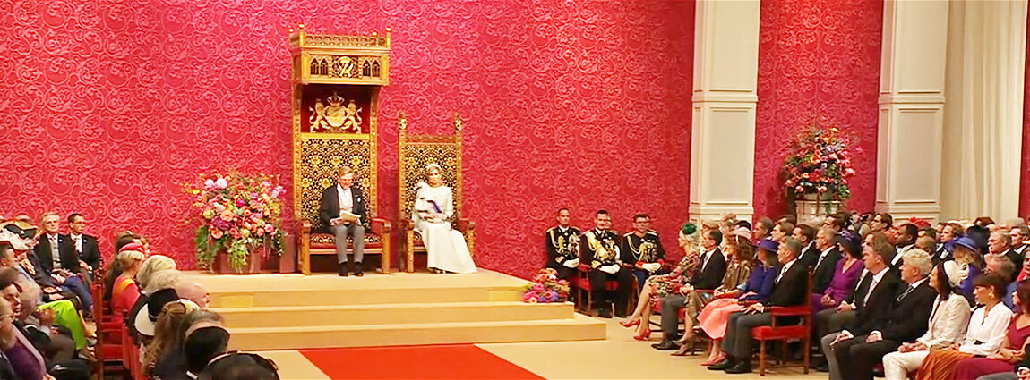 Koning spreekt de troonrede uit.