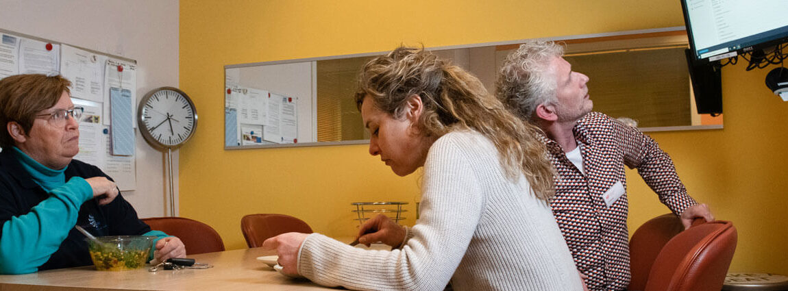 Drie artsen op de HAP houden tijdens hun pauze een moitor met informatie in de gaten.