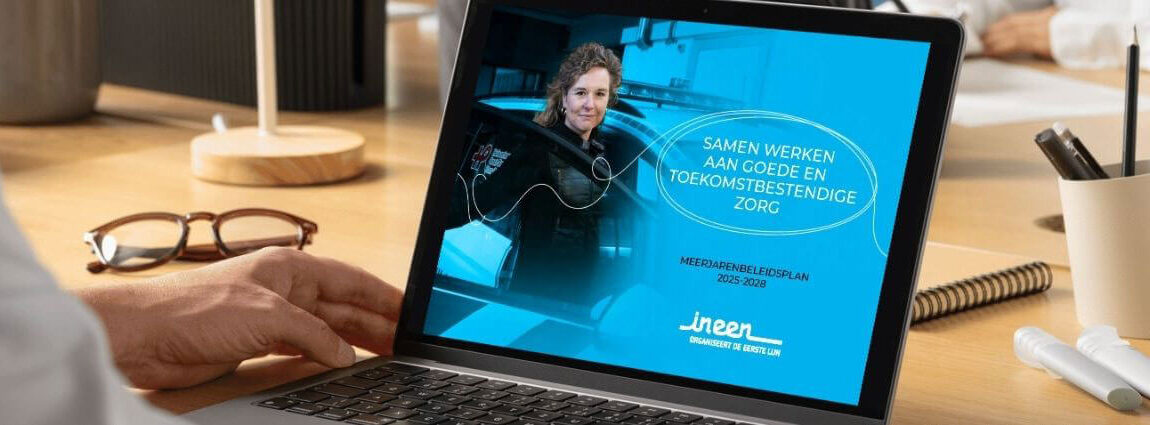 Man zit achter een laptop waarop de cover van het MJBP staat.