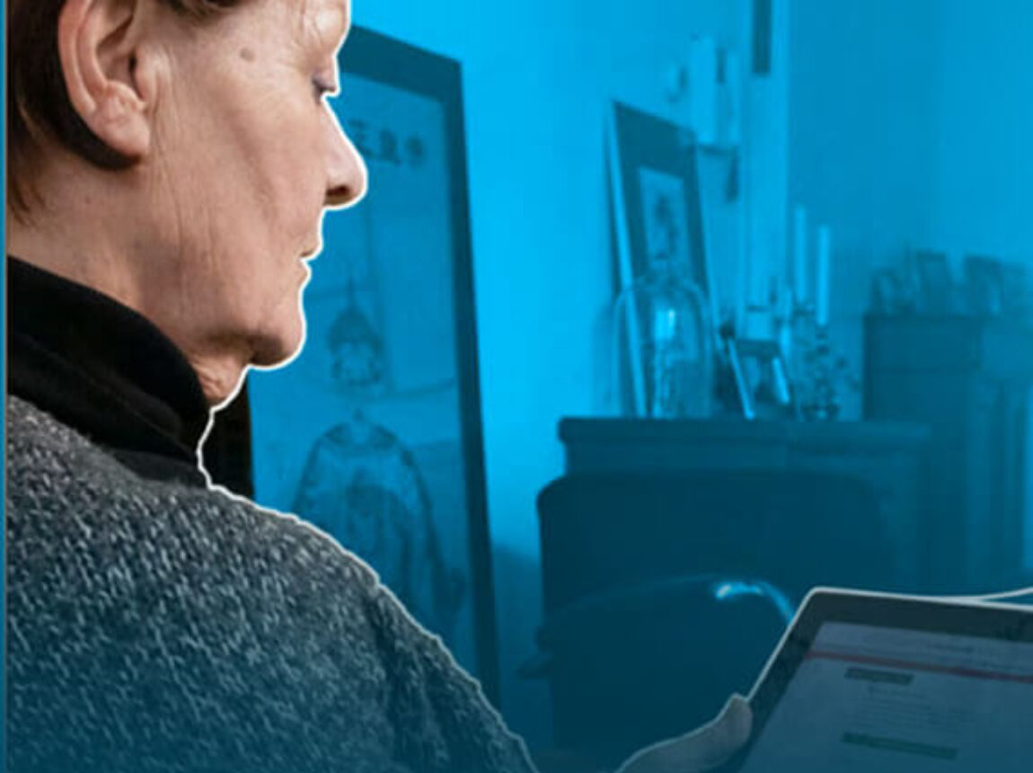Afbeelding van de cover van de toolit met een oudere dame die met een iPad op de bank zit.