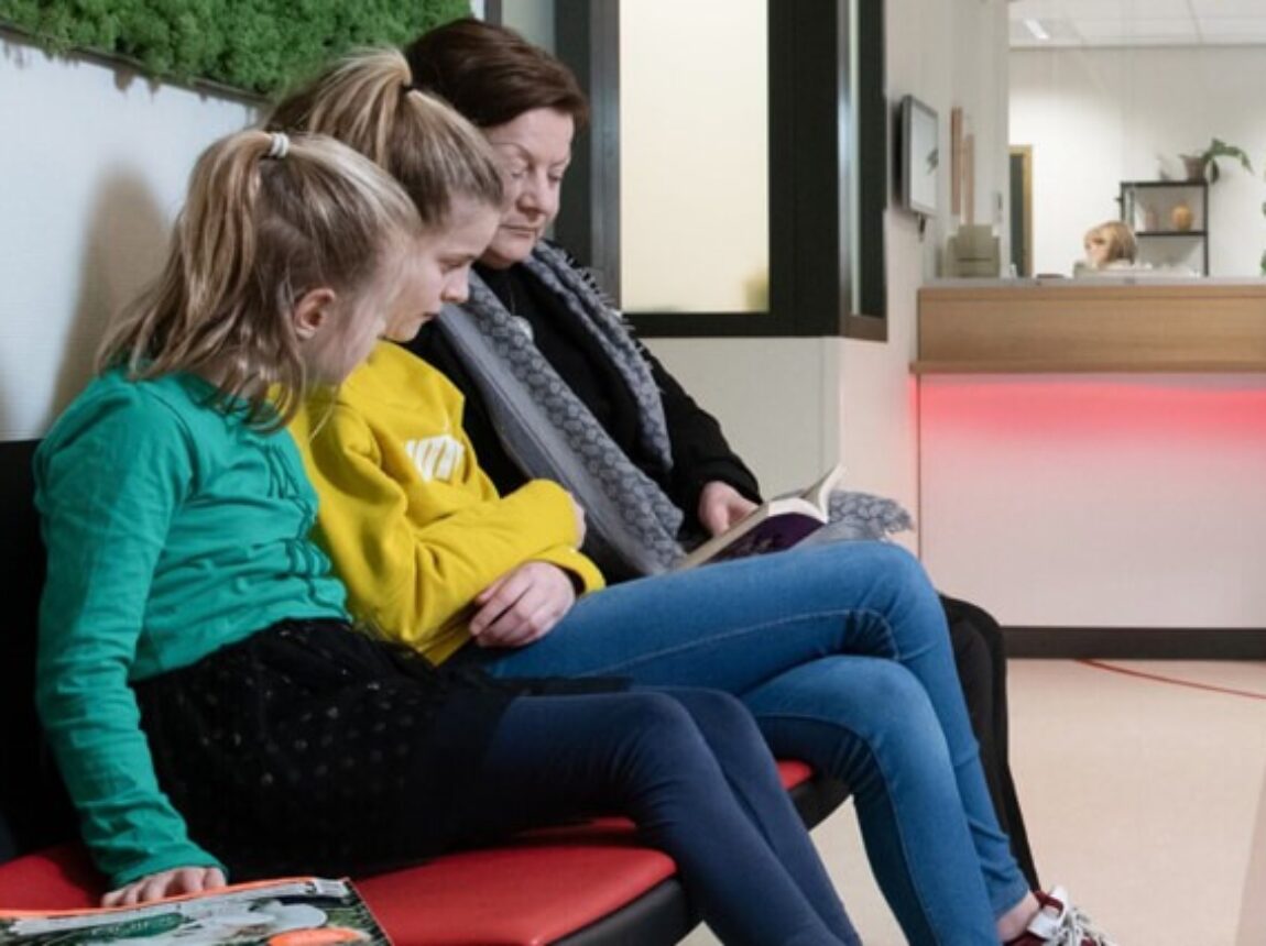 Wachtkamer met mensen