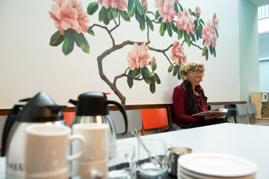 Vrouw leest tijdschrift in de wachtkamer