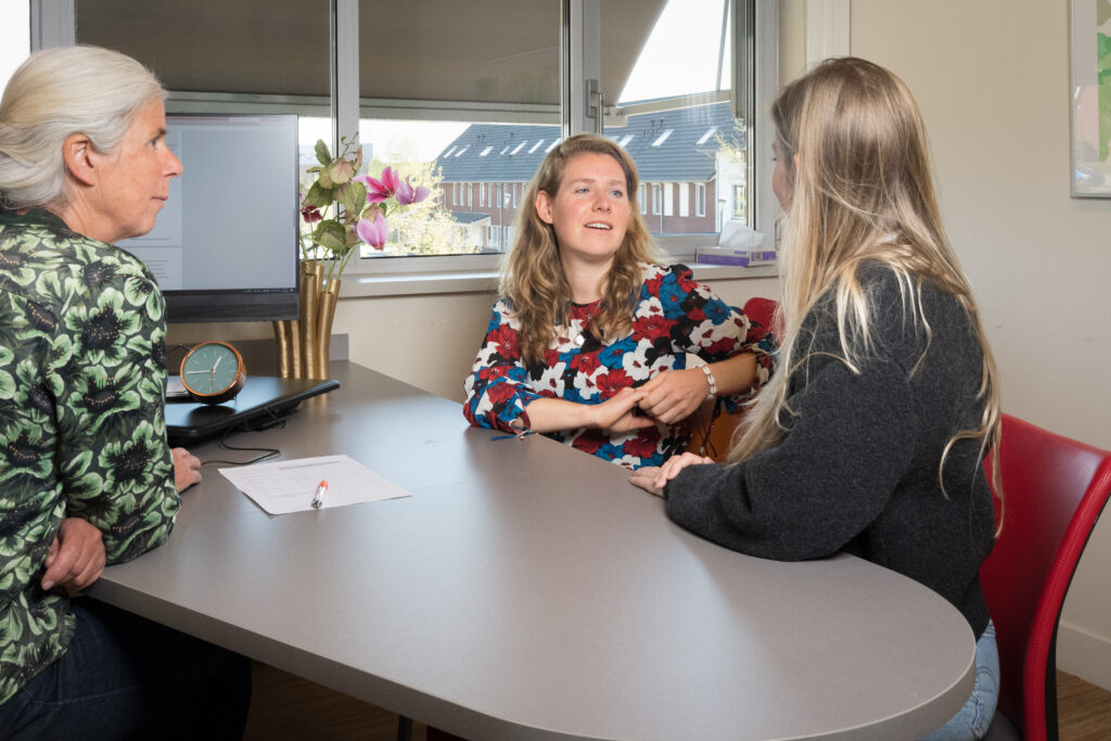 overleg drie personen in spreekkamer