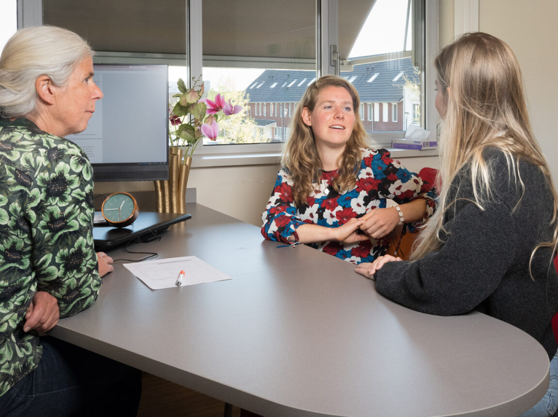 overleg drie personen in spreekkamer