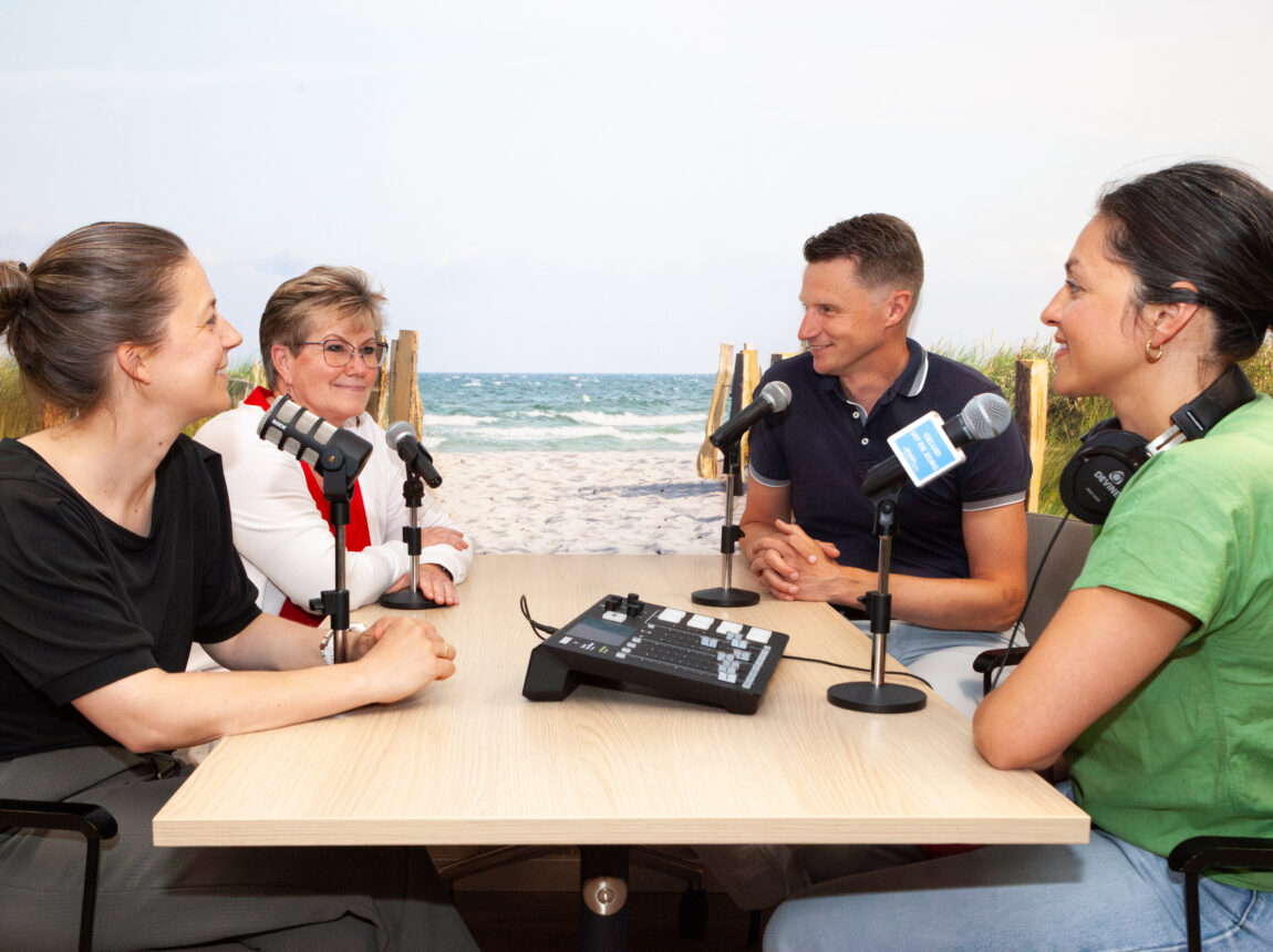 vier mensen in overleg