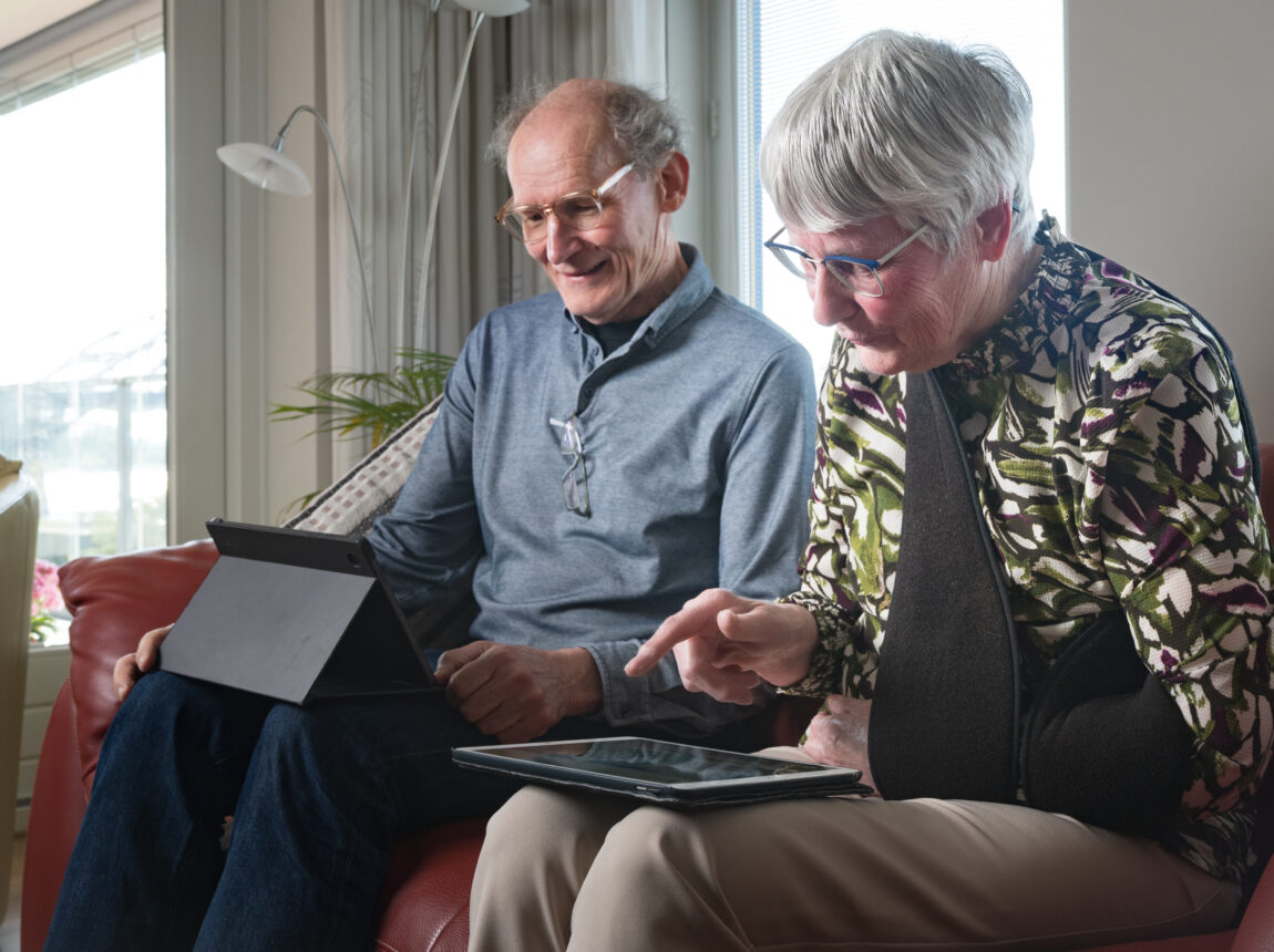 vrouw thuis op ipad