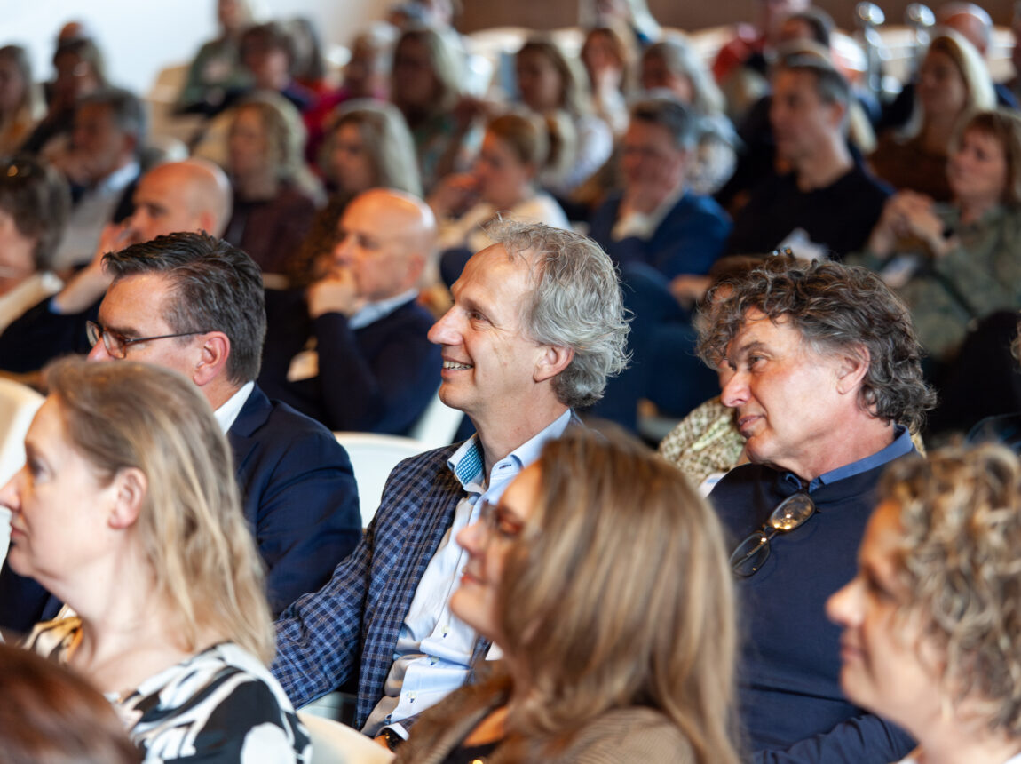 Congreszaal vol met mensen
