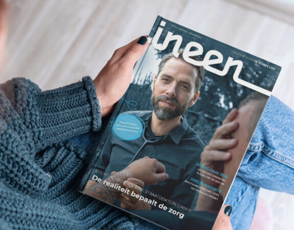 iemand met het InEen Magazine in handen