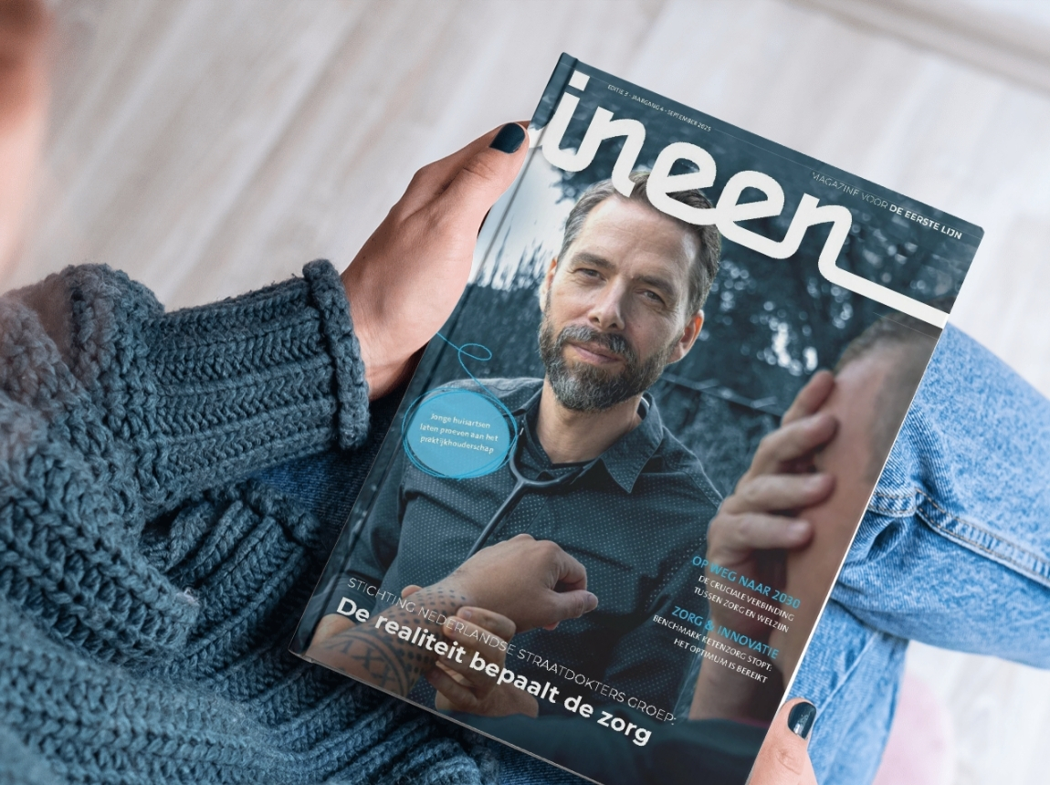 iemand met het InEen Magazine in handen