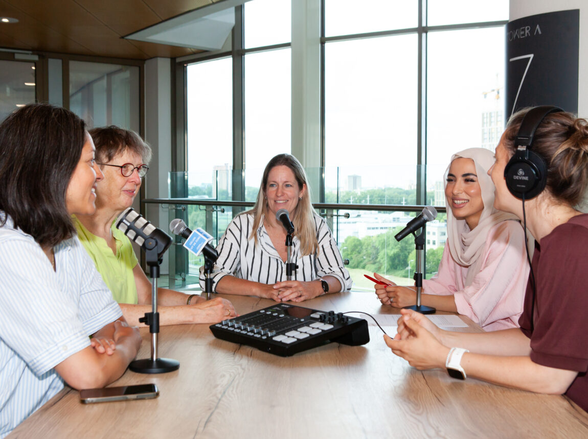 podcast opname, hosts om tafel met gasten