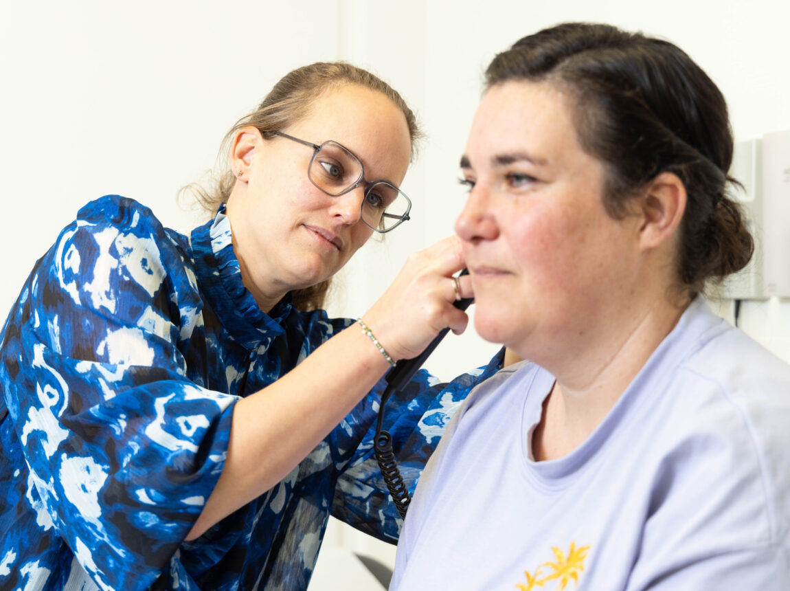 arts kijkt in oor van patiënt