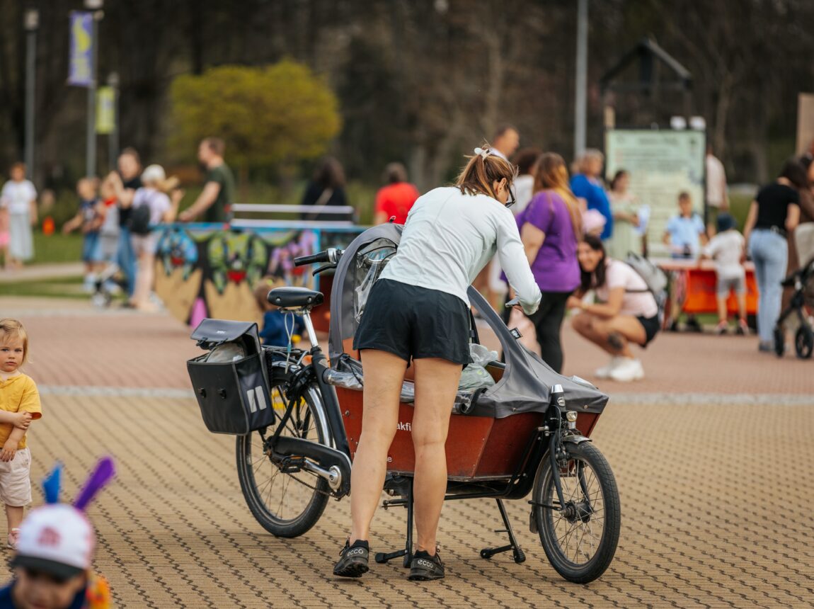 vrouw bij bakfiets met kind, op straat