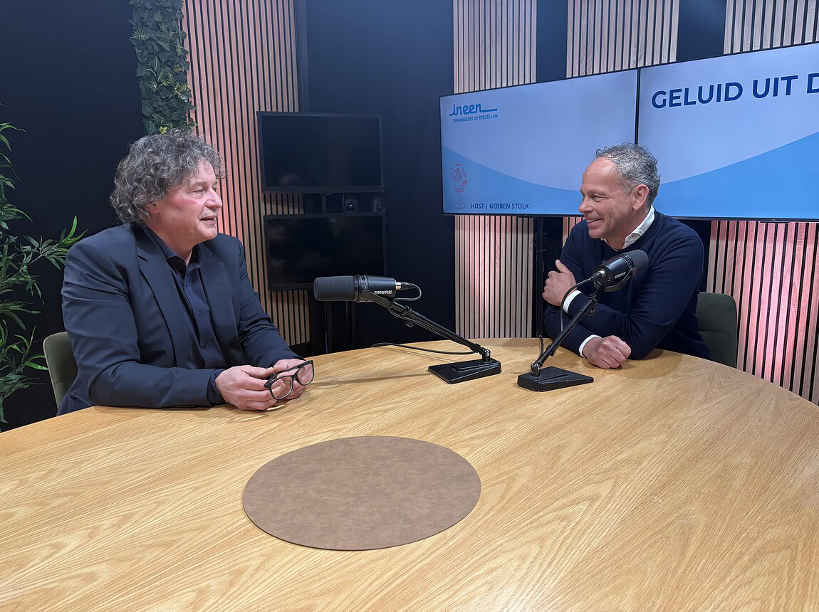 Geluid uit de zorg podcastopname. Host Gerben Stolk praat met René van Riel