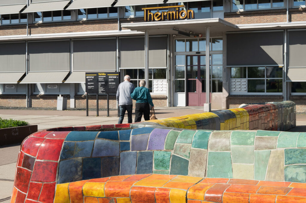 Gezondheidscentrum gefotografeerd vanaf het plein ervoor.
