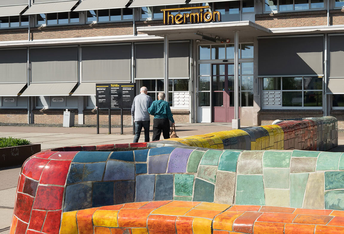 Gezondheidscentrum gefotografeerd vanaf het plein ervoor.