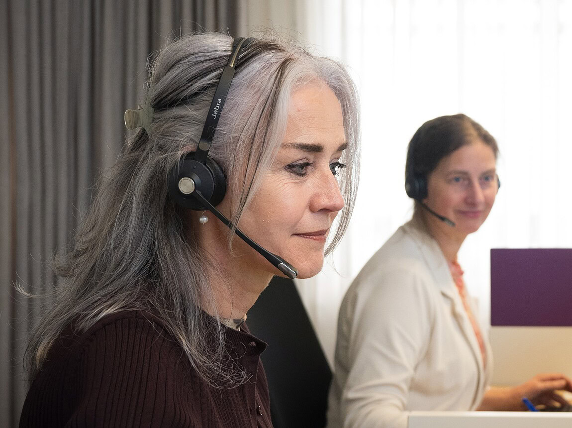 Portret van een triagist met op de achtergrond een collega