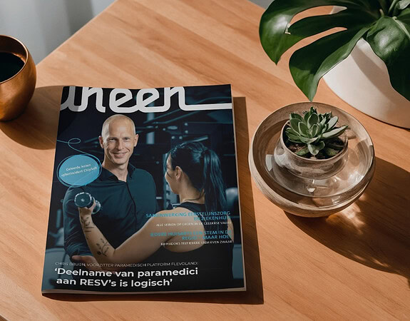 InEen Magazine ligt op een tafel