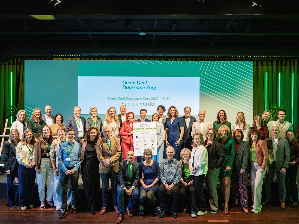 Groepsfoto van alle personen die de Green Deal Zorg ondertekenen