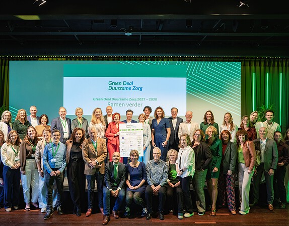 Groepsfoto van alle personen die de Green Deal Zorg ondertekenen