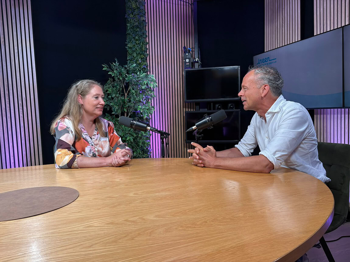 Marlous de Vroome en host Gerben Stolk in gesprek bij de InEen podcast Geluid uit de zorg