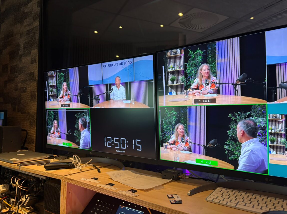 Marlous de Vroome en host Gerben Stolk in gesprek bij de InEen podcast Geluid uit de zorg